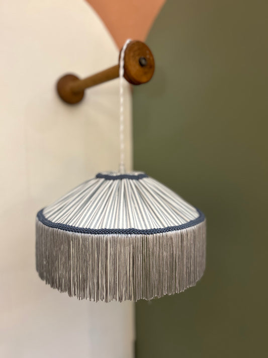 Lampe baladeuse imprimé Cabourg tissu Romo à franges