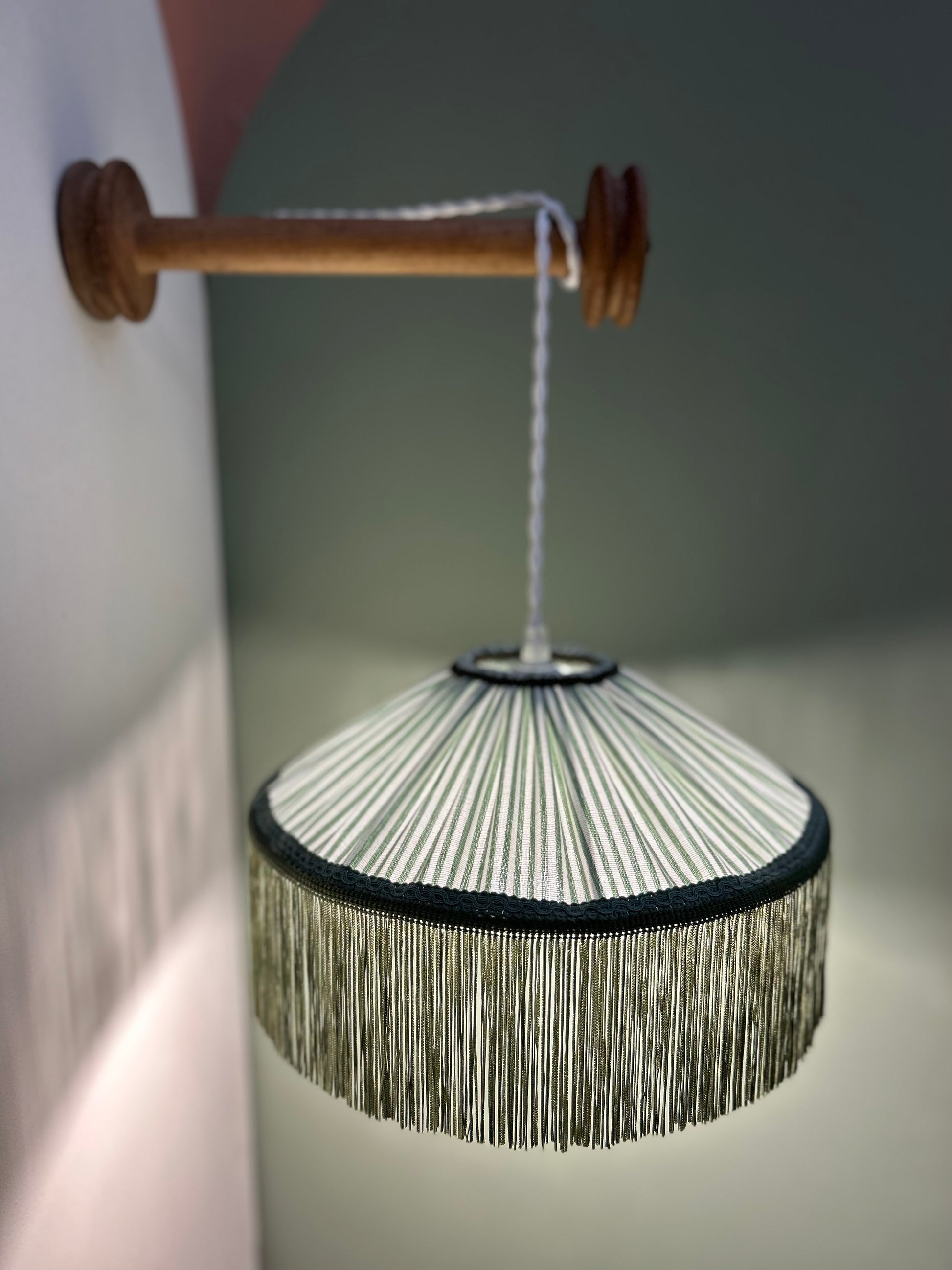 Lampe baladeuse à suspendre, verte céladon, tissu 100% coton de la Maison ROMO