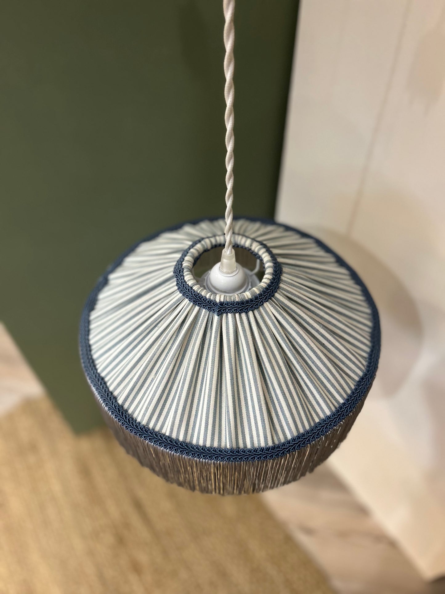 Lampe Cabourg Marcel, tissu Romo. Baladeuse singulière et romantique